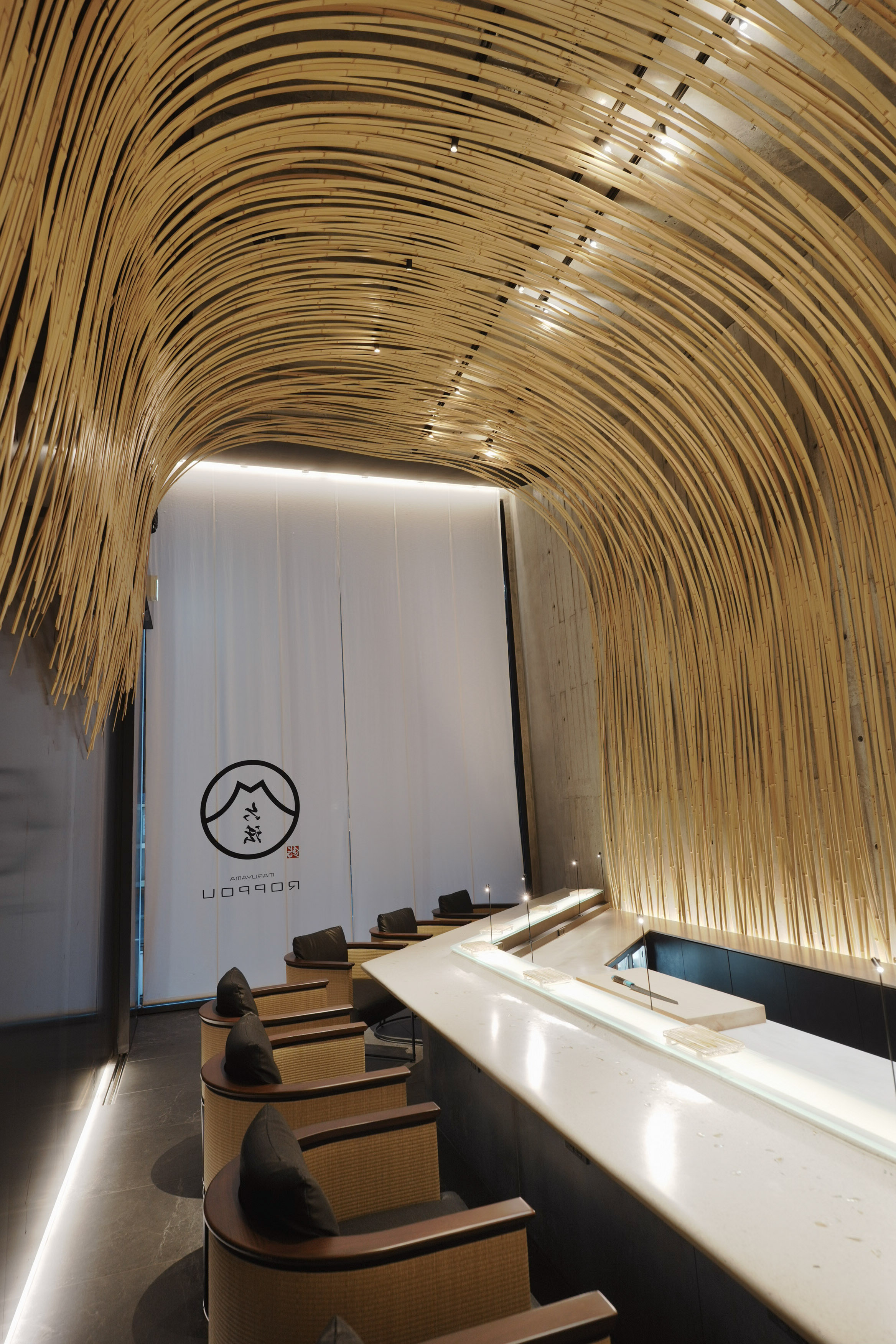 六法 店内